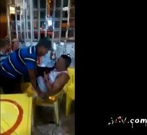 Velho gay latino pega um cara no bar