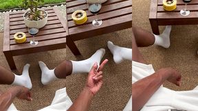 qui viens sniffer mes soks? - who sniff my soks?