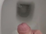 Mi scuoto le palle nel cesso