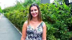 A trois, c'est mieux pour Marina, 20ans !