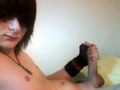 18 yo EMO boy cums on cam