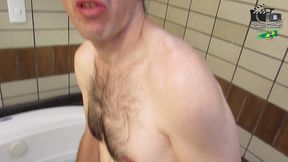 mulher madura rabuda ataca encanador que estava arrumando a banheira.