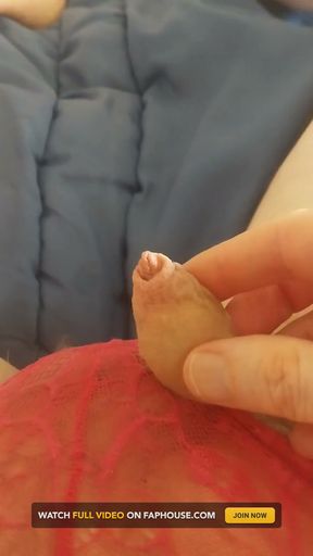 Sissy's Quik Cumshot on Bare Lehg