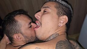 tatuado trepando com casal de gays que sao muito putos na cama.