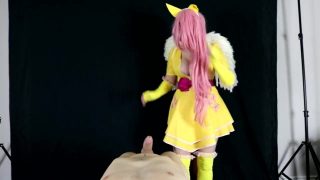 คอสเพลย์เยอร์ Fluttershy จาก My Little Pony ได้รับการแตกในมุมมอง