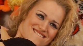 Dua amatir retro melakukan aksi ganda pada wanita pirang seksi bertubuh montok yang mengenakan stoking dengan penetrasi anal dan oral yang intens.