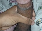 Jovem com pau babando cheio de tesao gozando gostoso