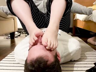 Girlfriend rubs her smelly feet on my face