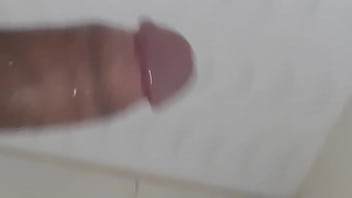 Batendo Punheta no banho