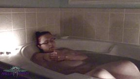Amelia, la apasionante de gros cuerbos, s'assoit dans le bain pour faire