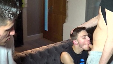 un hetero matte ses deux potes gay baiser
