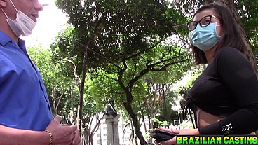 Passeando pela praça não me aguentei uma novinha parada ali fiz uma proposta indecente para minha sorte ela topou minha grana ai so alegria que delicia de mulher meti rola na bucetinha Gaby.