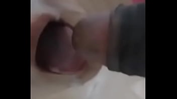 Buceta lisinha, mas ela prefere sentir no cu e provar a porra quentinha do macho no fundo da garganta