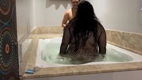 baiano pauzudo passa a quarentena do corona virus fodendo com a rabuda na banheira o cuzinho dela e guloso