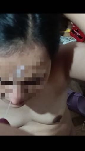 AMATEUR WIFE GETS CUM ON HER FACE FROM HER BULL