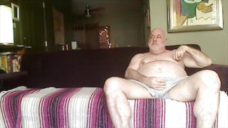 Een grote zwarte penis neukt mollige homoseksuele mannen hard in een voetfetisjvideo met masturbatie, handjob en hete ejaculaties.