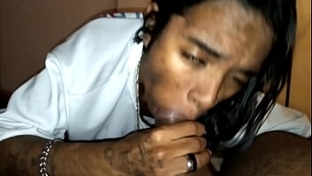 Minha enteada chegou nua no meu quarto enquanto eu assistia novela e me deu o cuzinho.