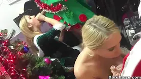Cadence Lux, Holly Hendrix And Ryan Riesling - Xxxmas Sex