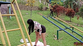 La hermosa Samantha es follada por el jardinero mientras est&aacute_n solos en la caba&ntilde_a-PARTE 1