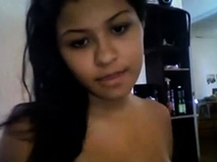 Casi la agarra su padre mientras se graba para la webcam