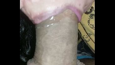 Una peque&ntilde_a hijastra joven ayuda a su padrastro maduro chupandole la polla