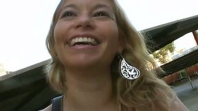 Picked up chick provides stranger with perfect blowjob