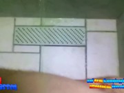 Auf dem Campingplatz in die öffentliche Dusche gepisst