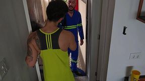 tecnico da internet veio fazer um reparo e cai de boca na rola dele e ainda ganhei leite no cuzinho. - completo