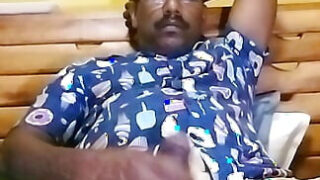 Cuplikan webcam intens dari jarak dekat: Pria India memasukkan penisnya yang besar jauh ke dalam anusnya sendiri.