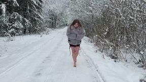 Walking barefoot at -11 degrees on snow 30 minutes non-stop, frozen feet, frozen girl, frozen soles, feet in snow