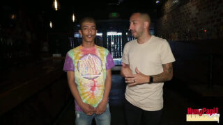 硬核无套性爱：纹身熟男艾迪·布兰科在激烈口交和舔舐后，猛烈抽插年轻业余男优朱文的屁股