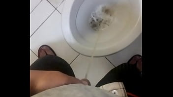 Primeira mijada do dia e de pau sujo