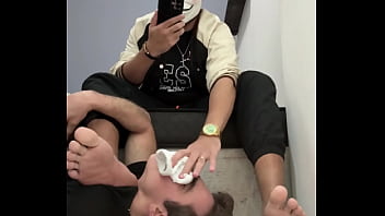 PUTINHA PEDIU PRA SENTIR O CHEIRO DA MINHA SOLA ANTES DE SER ENRRABADO.