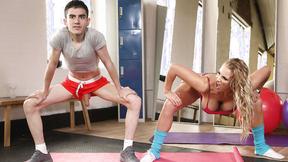 Jordi Polla has a sizzlingly sexy MILF Rebecca More as a Fitness Partner