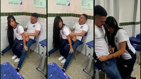 com a minha amiga de classe na sala de aula