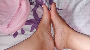 I love to touch my feet and therefore I give myself a rich and exciting massage on them (7)
