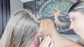 Two hot blondes kissing Marvin - by Agatha Morgana and Isabelita - CLIP 2