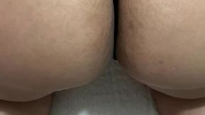 madrastra muestra su hermoso culo antes de recibir una buena verga