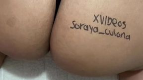 madrastra muestra su hermoso culo antes de recibir una buena verga
