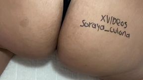 madrastra muestra su hermoso culo antes de recibir una buena verga