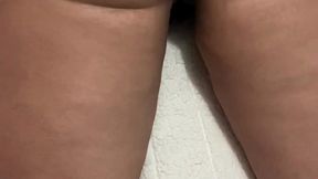 madrastra muestra su hermoso culo antes de recibir una buena verga