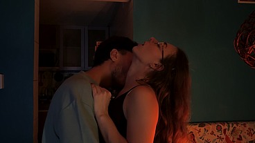 Sexo romântico intenso e apaixonado de um casal de verdade terminou com creampie