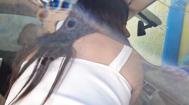 Mi vecina grita cuando la lleno hasta el fondo con semen caliente