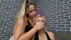 Hands Fight - the Two Blone Babes with the Perfect Strong Hands