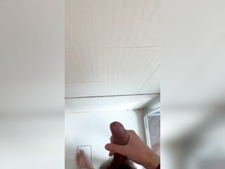 J’éjacules partout dans ma douche!