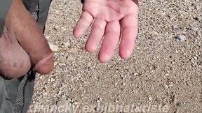 Hors saison, en balade sur la plage, j'_exhib ma bite et me branle, vid&eacute_o compl&egrave_te non flout&eacute_e.