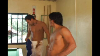 Amatorska para napalonych: facet z wielkim penisem dostaje w dupę i spermę