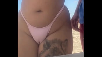 Deixei o novinho pegar na minha Buceta na praia e l&oacute_gico que eu tamb&eacute_m peguei no pau dele