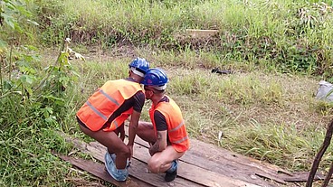 Trabalhadores flagrados praticando sexo no horário de trabalho nos arredores da construção.