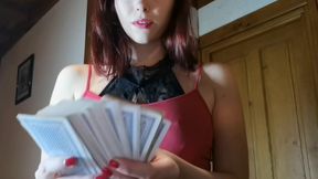 UNE JOUEUSE DE POKER AMATRICE SE TOUCHE PENDANT UNE PARTIE
AMATEUR POKER PLAYER TOUCHES HER A GAME